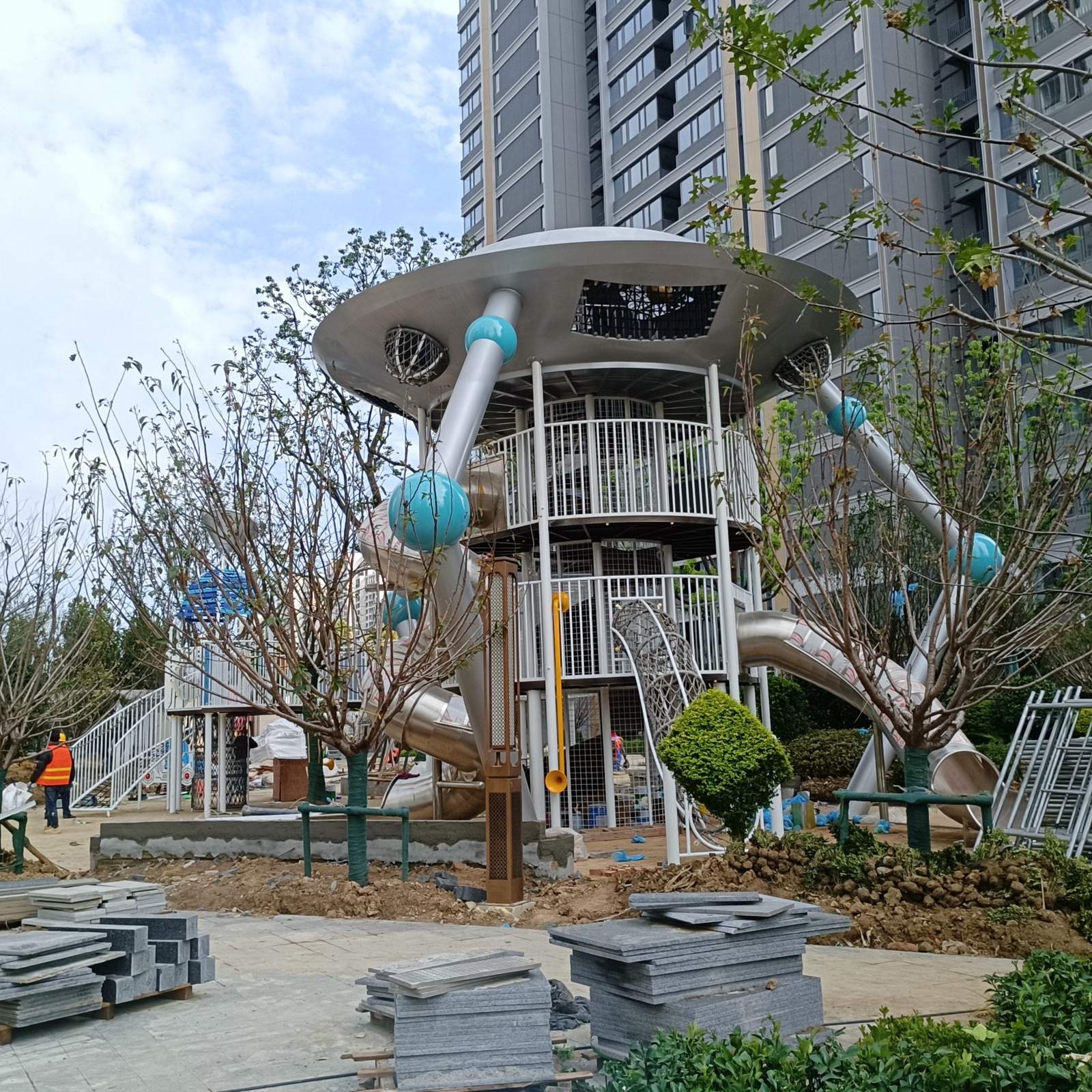 飞碟塔主题设备户外安装现场（项目实拍）